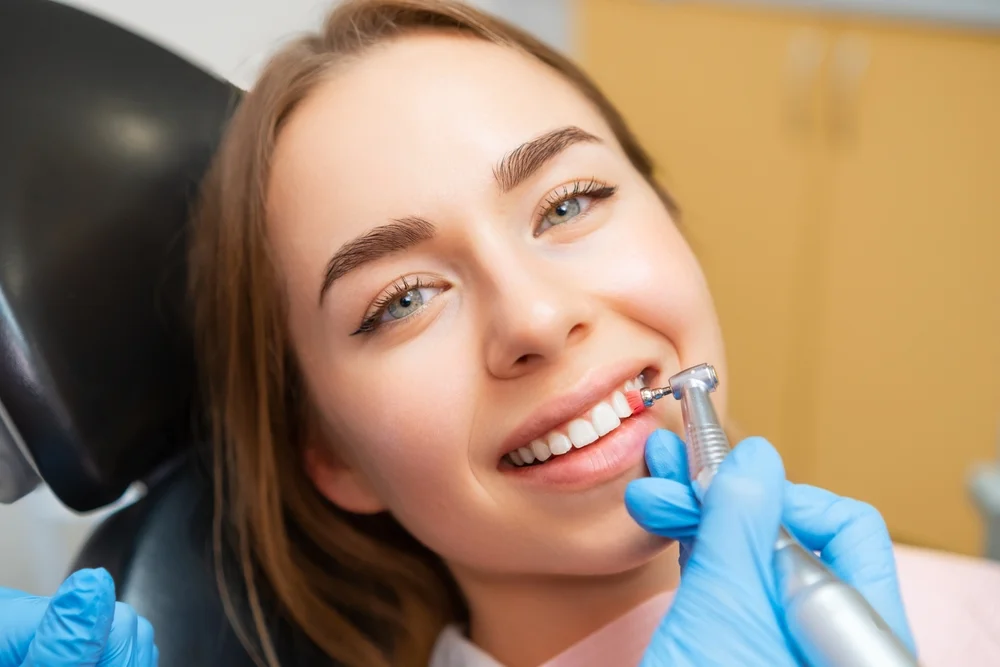 طرق علاج أصفرار الأسنان من الداخل