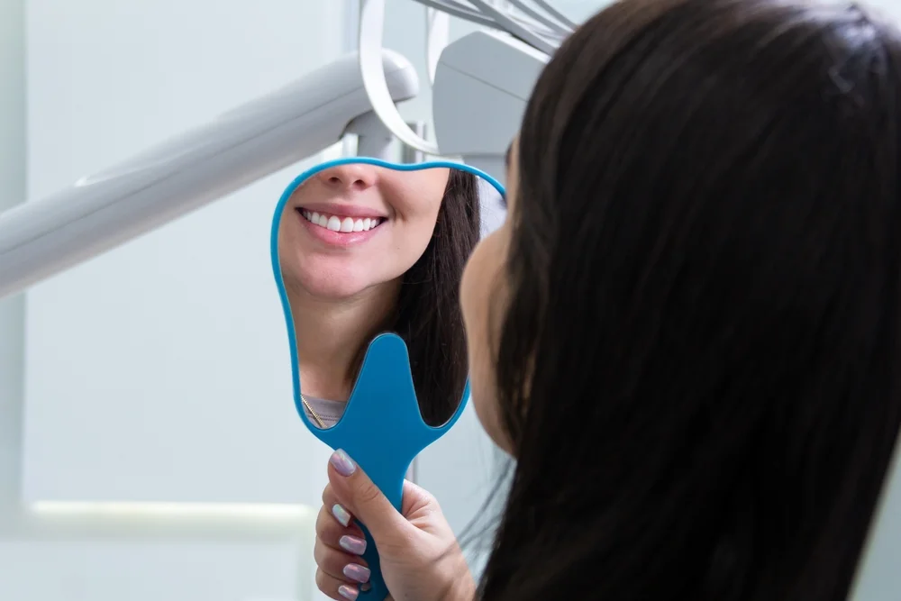 ما هي طرق علاج اصفرار الأسنان وكيف يمكن تجنبه؟