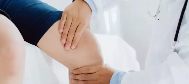 ما أسباب وأعراض خشونة الركبة؟