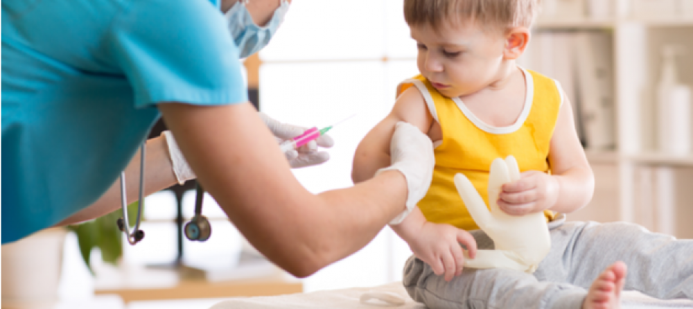 ما هي تطعيمات عمر السنة؟ وما آثارها الجانبية على الطفل؟