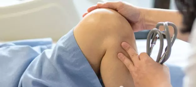ما أسباب تمزق أربطة الركبة؟ وما علاجها؟