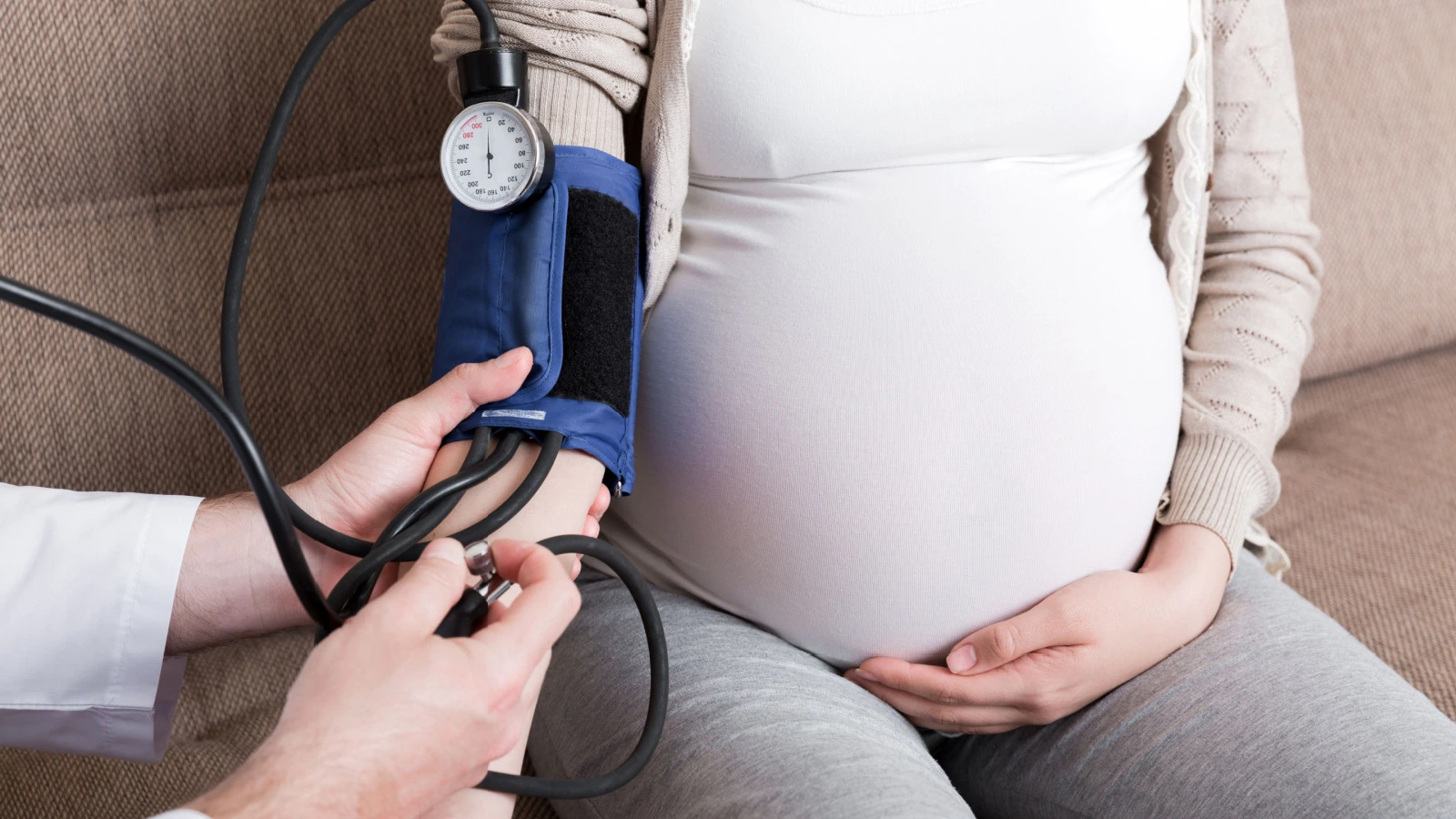 ما هو ضغط الحامل الطبيعي وما علاقة ارتفاع الضغط بتسمم الحمل؟
