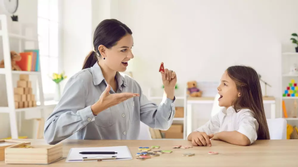 ما هي أسباب تكرار الكلام عند الأطفال؟