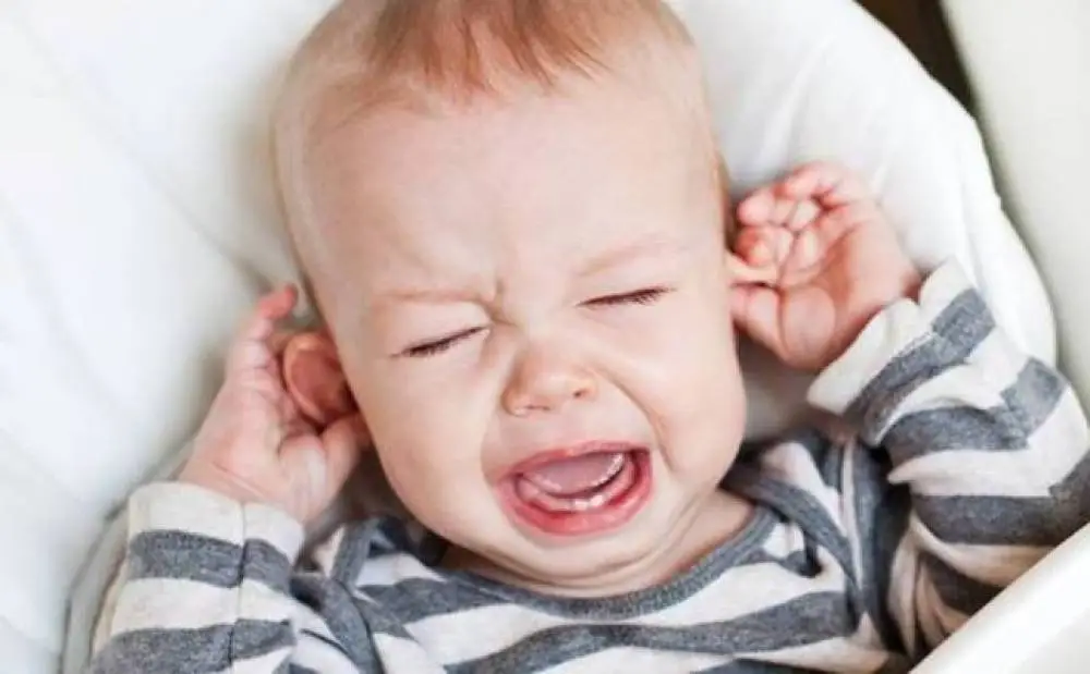 ما أعراض التهاب الأذن عند الاطفال؟ وما علاجه؟