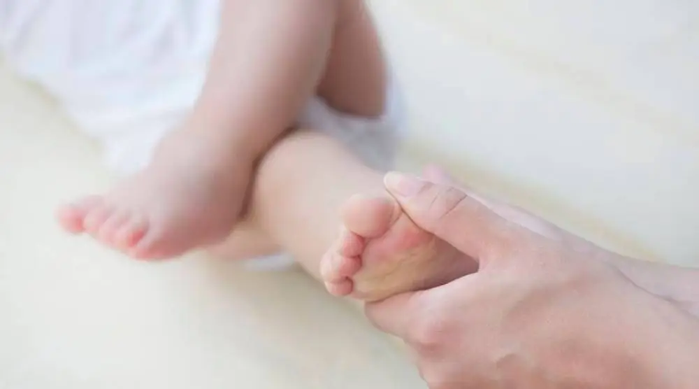ما أسباب اعوجاج الساقين عند الاطفال؟ وكيف يتم علاجه؟