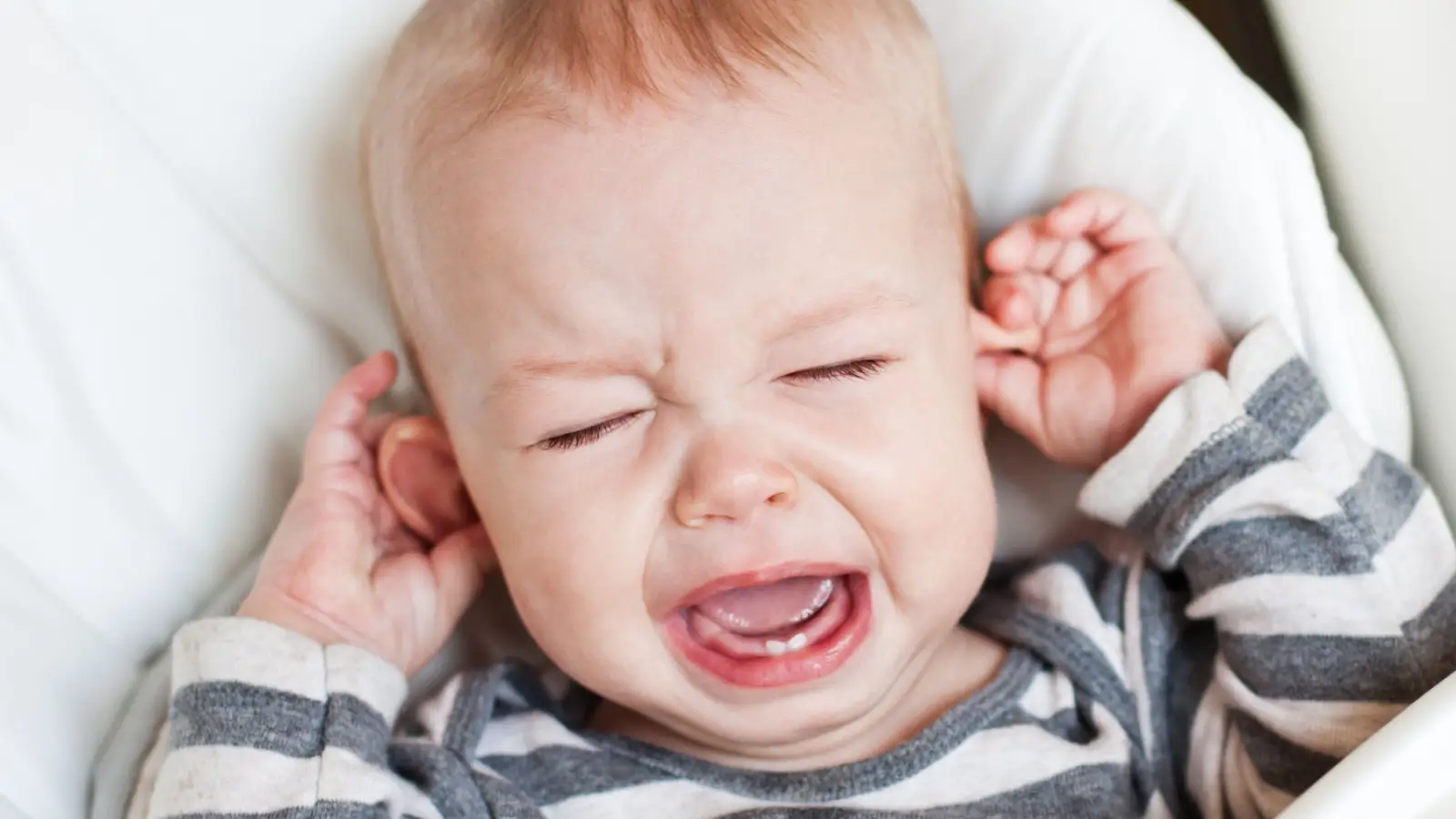 ما أعراض التهاب الأذن الوسطى عند الرضع؟ وما علاجه؟