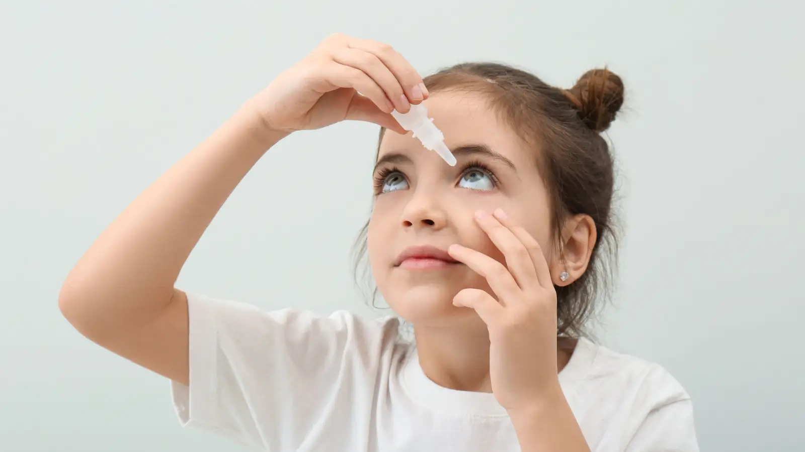 ما اسباب جفاف العينين عند الأطفال؟ وكيف يتم علاجه؟