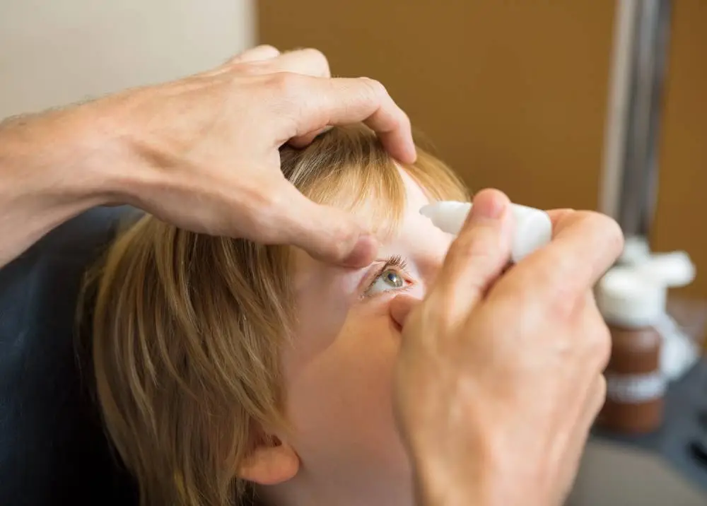 ما اعراض جفاف العين عند الاطفال؟ وما طرق علاجه؟