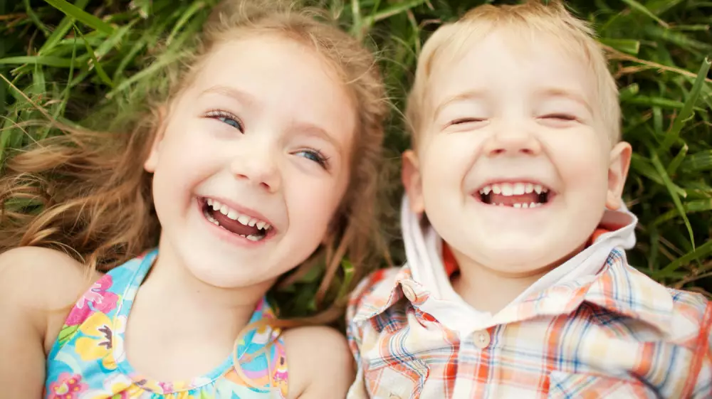 ما هى أسباب تصبغات الأسنان عند الأطفال وطرق علاجها؟