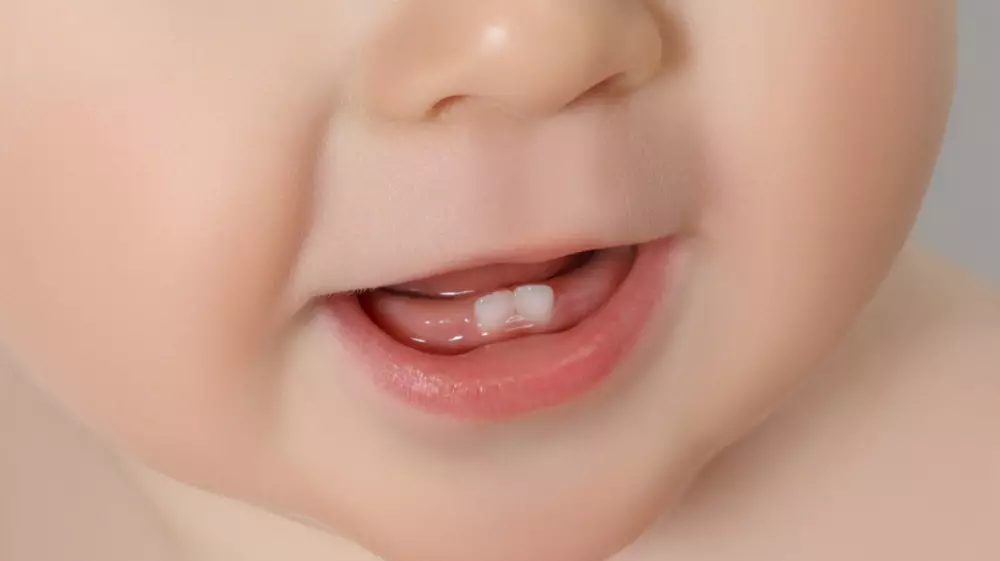 متى تطلع أسنان الطفل