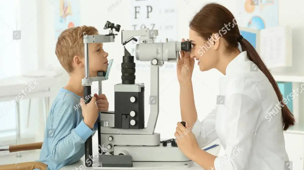 كيف يتم فحص الشبكية للعين عند الأطفال؟