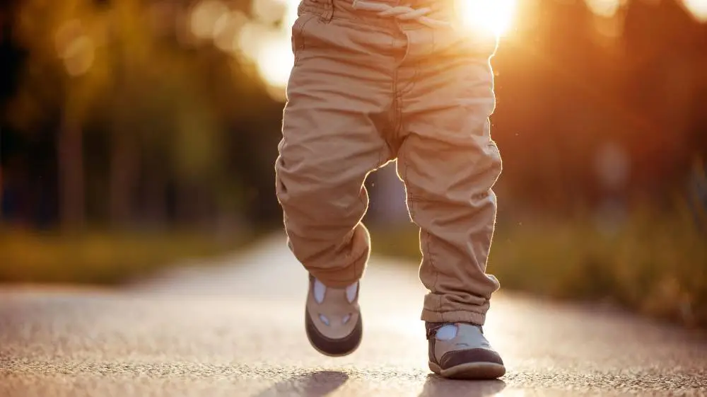 أسباب وعلاج تأخر المشي عند الأطفال