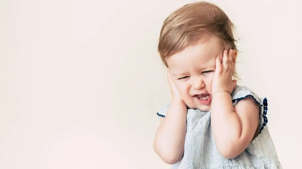 كيف يتم اختبار حاسة السمع لدى الرضع؟