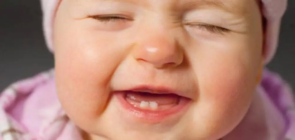 بداية ظهور الأسنان عند الأطفال
