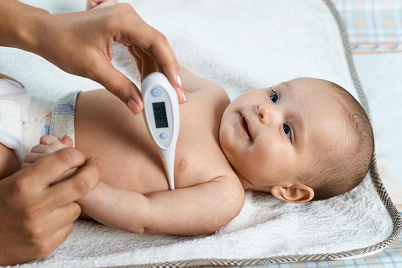 Измерение детей до года. Термометр для тела новорожденного. Измерение температуры у детей. Термометрия у детей. Термометрия у новорожденных.