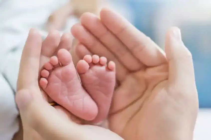 سبب برودة أطراف الطفل عند ارتفاع الحرارة