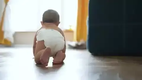 متى يمشي الطفل بعد الحبو