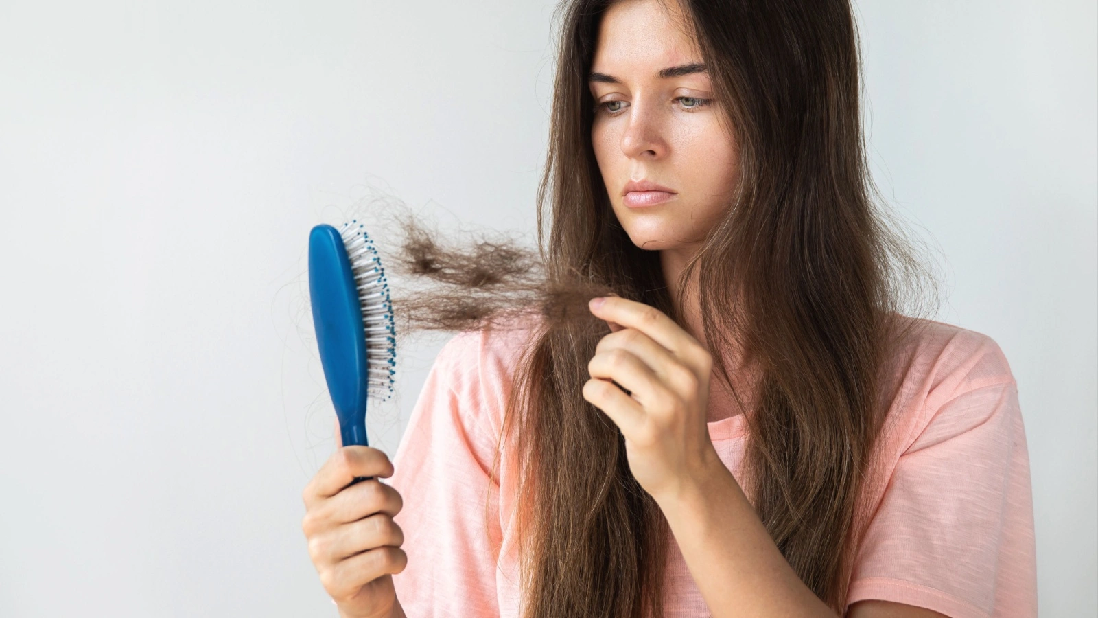 ما هي فوائد مينوكسيديل للشعر وهل يسقط الشعر مرة أخرى بعد وقف استخدامه؟