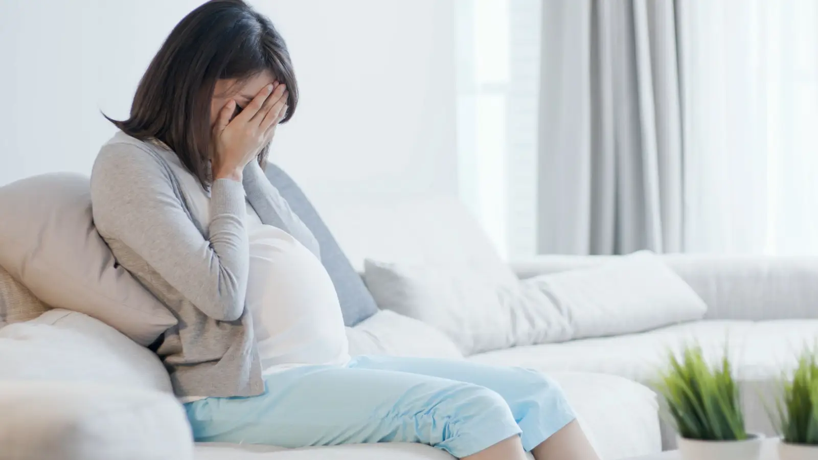 ما هو اكتئاب الحمل؟ وما أسبابه؟ وكيف يمكن التغلب عليه؟