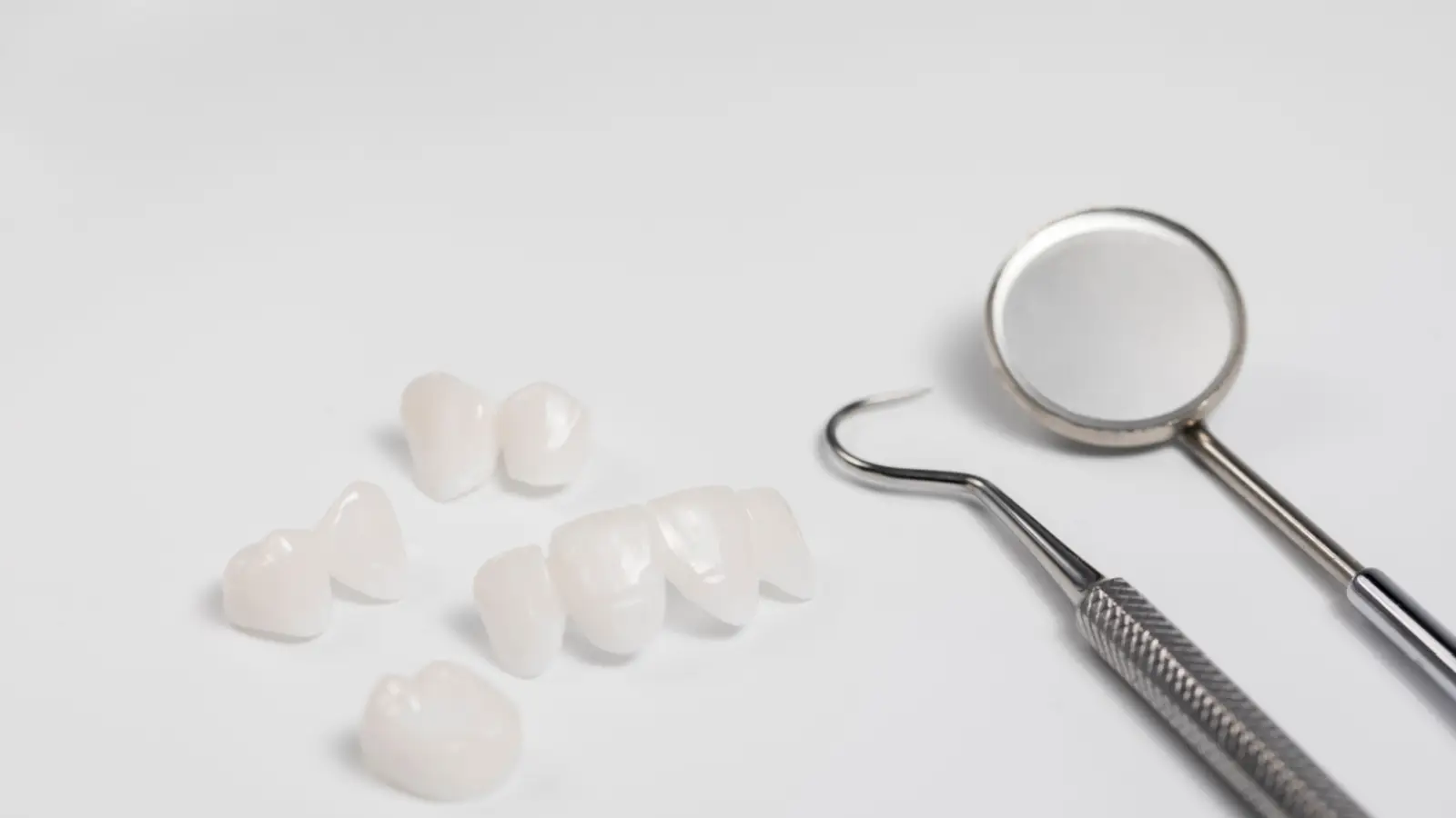 ما هي أنواع عدسات الأسنان اللومينير، وما الفرق بينها وبين الفينير؟