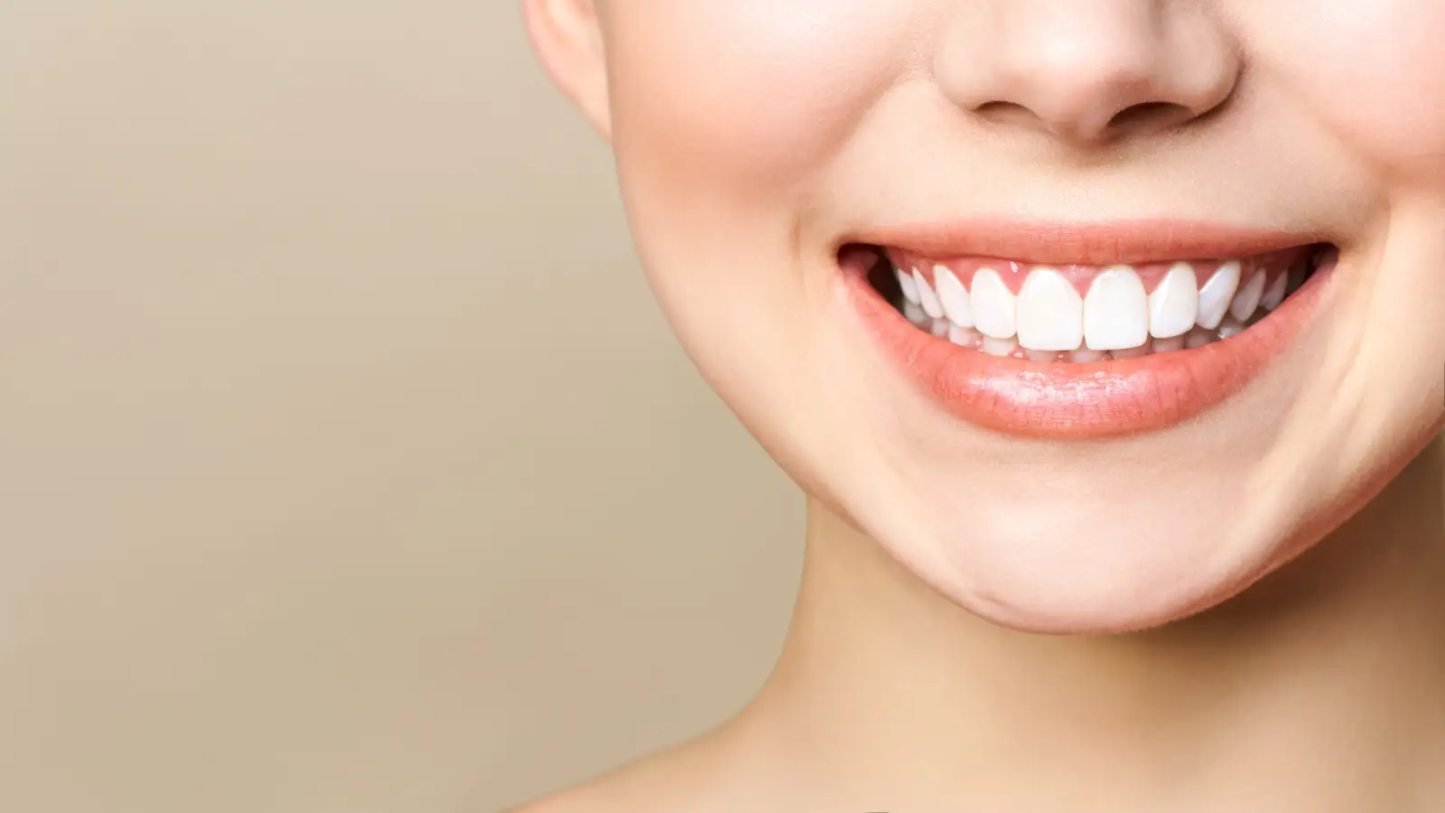 هناك الكثير من الطرق الطبية التي تُستخدم لتجميل الاسنان ويعتمد اختيار أي منها بناء على التشخيص الطبي للحالة. تعرفي إلى المزيد من خلال المقال