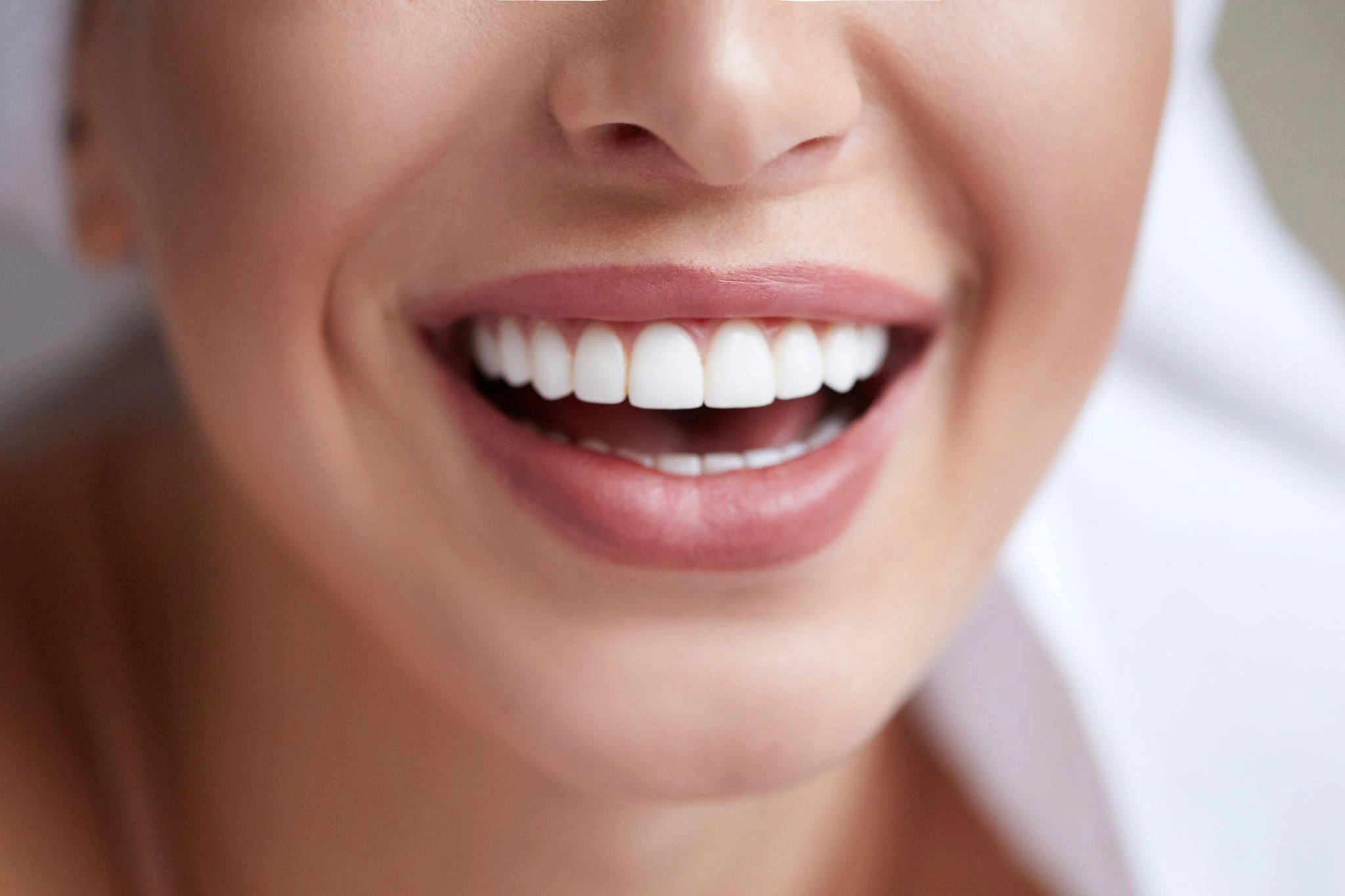 ما الفرق بين اللومينير والفينير لتجميل الأسنان؟