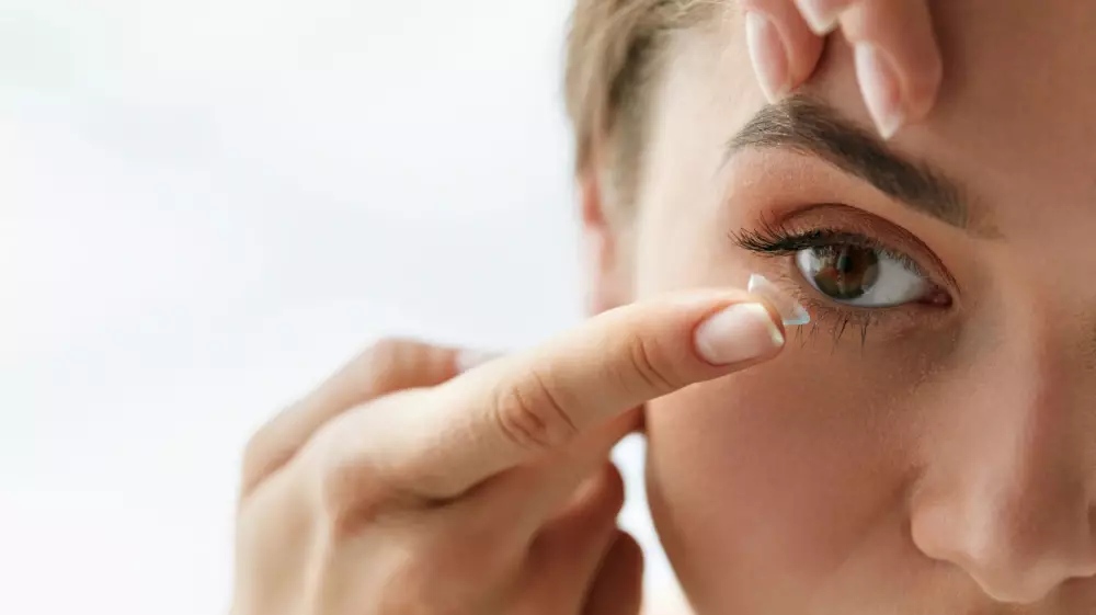 ما هي أنواع العدسات اللاصقة للعينين؟ وما هي أضرارها؟