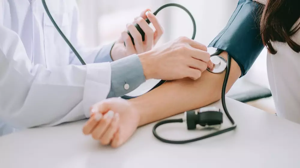 ما أسباب وأعراض ارتفاع ضغط الدم؟