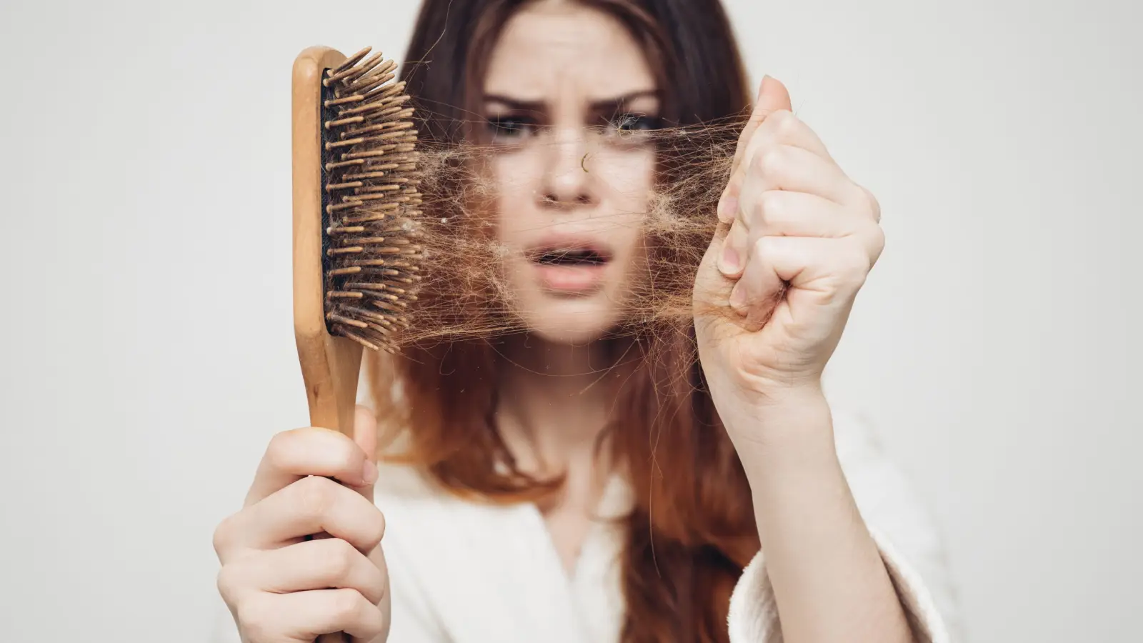 ما هي أسباب تساقط الشعر عند النساء والرجال وما هي أفضل أدوية لوقف التساقط؟
