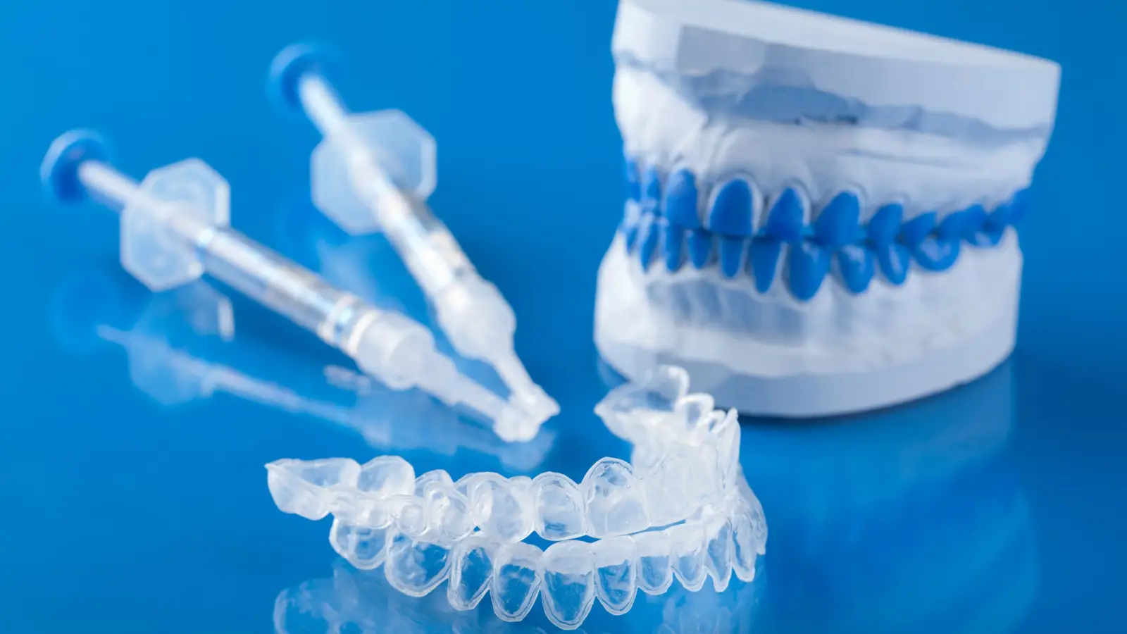 ما هي مميزات وعيوب استخدام قوالب تبييض الاسنان؟