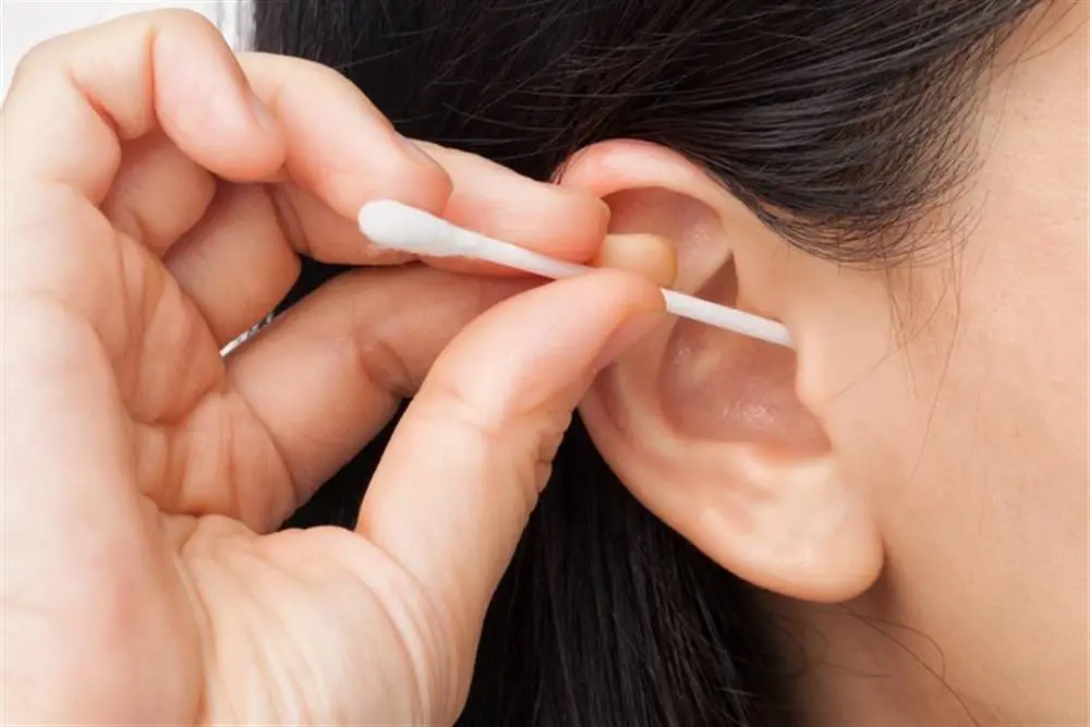ما هي طرق تنظيف الأذن والوقاية من انسدادها؟