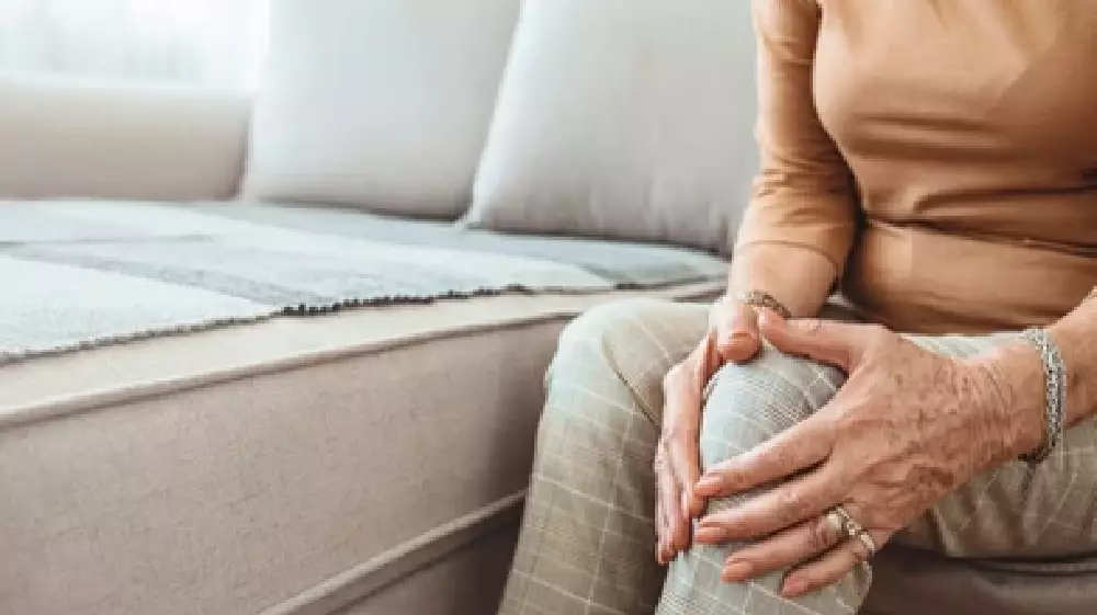ما أعراض التهاب المفاصل الروماتويدي؟ وكيف يمكن علاجه؟