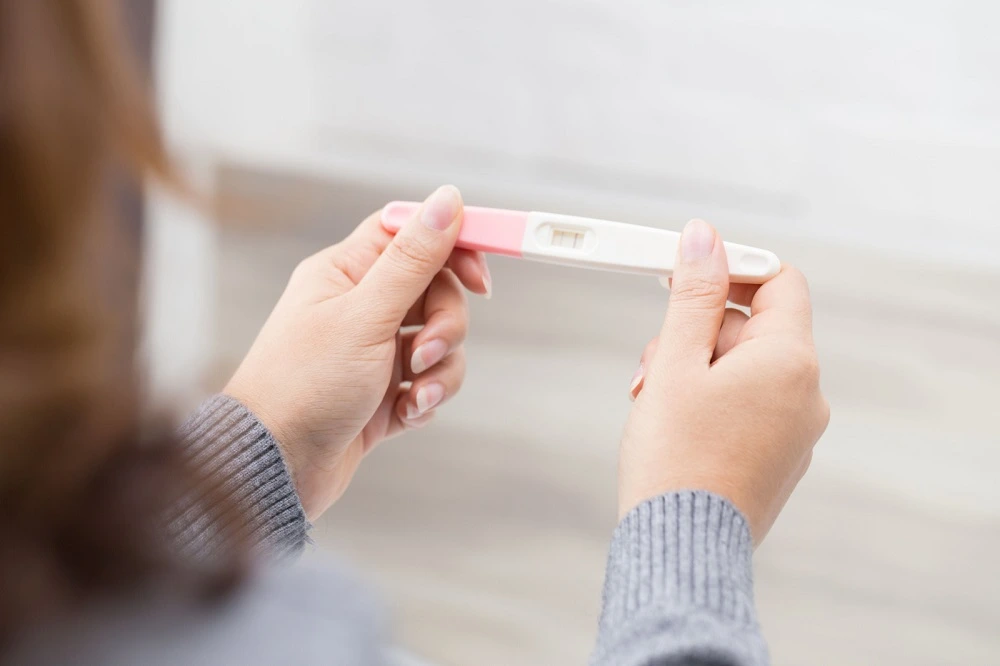 كيف أعرف أني حامل مع نزول الدورة الشهرية؟